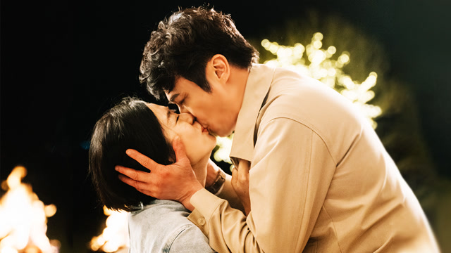 超浪漫!吴镇宇余男篝火前甜蜜定情