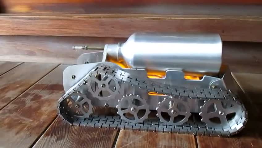 国外男子自制蒸汽动力的履带小车,慢慢的开动,好精致!