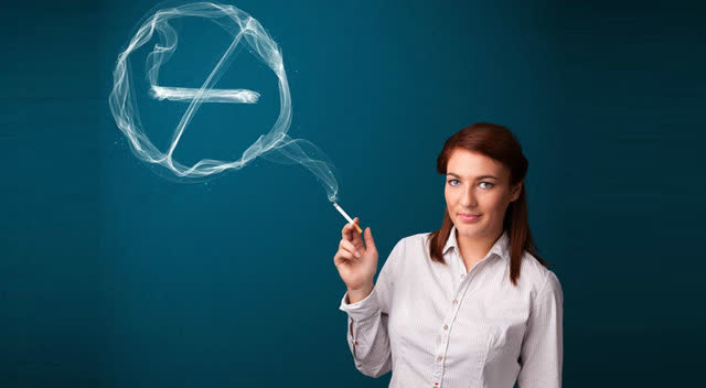 碉堡了外国美女高手玩烟吐烟圈绝活