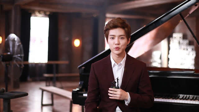 多才多艺的鹿晗弹钢琴合集迷妹们坐不住了