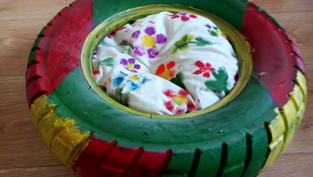 牛人用轮胎做了个狗窝,狗狗看傻眼了