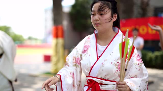 端午节我们这么过!河南新华校园内,学子着汉服参与投壶竞技