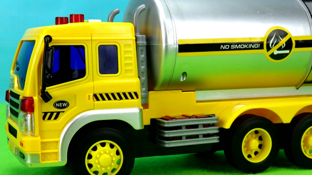能装100吨石油的超级油罐车 儿童工程车过家家系列玩具