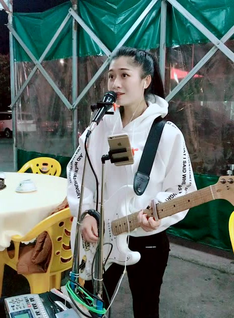 流浪歌手大排档一首《灰姑娘》唱的太好听了,太喜欢她的歌声了