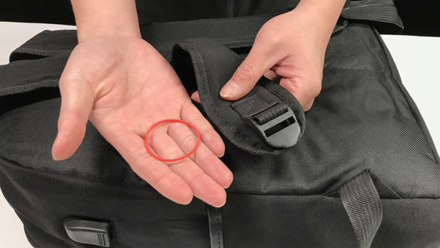 系背包带时加根橡皮筋,既牢固又美观,会系的人不多,赶紧试一试