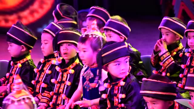 昆明月光宝盒幼儿园小一班文艺汇演·土楼娃