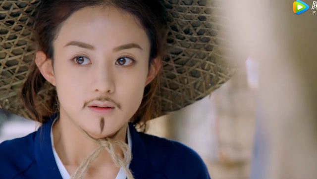 赵丽颖女扮男装躲通缉,小胡子亮亮萌翻啦!