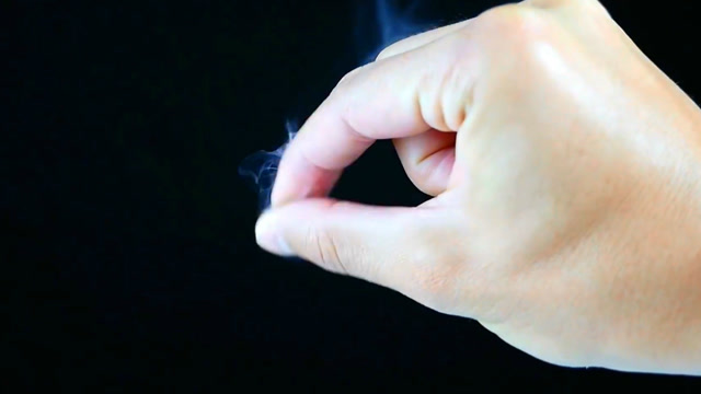 手指生烟?3个在家就可以做的神奇科学实验,快学会去炫酷