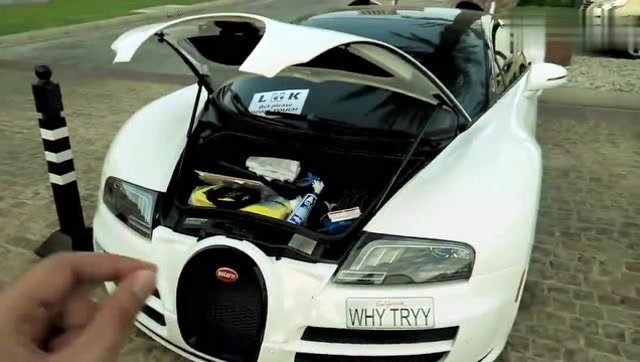 车主打开布加迪威龙的后备箱,瞬间有想买的冲动!