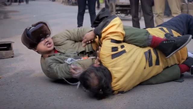 屌丝男士:街头两男子互殴,围观群众一脸冷漠!