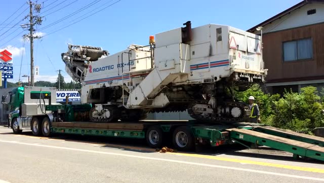 日本路边实拍,重型机械上拖车过程