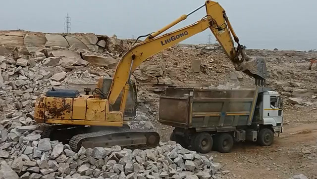 印度工地实拍,工人驾驶柳工挖掘机给卡车装石头