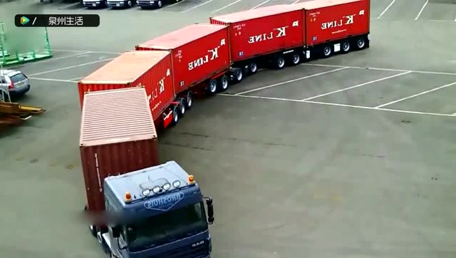 看老司机是如何驾驶罕见的多节卡车还能拐弯的