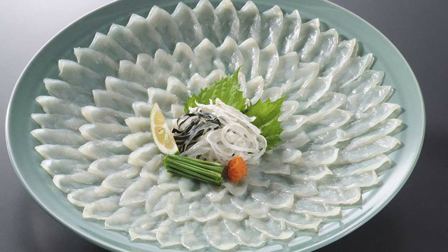 大厨切河豚鱼片,干净刀法切得片片晶莹