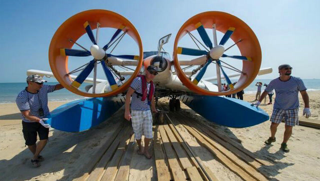 全球最快的船,有两个大风扇,比船快7倍时速250公里,原来是在飞