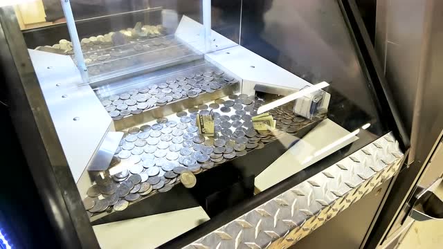 推币机,推很多很多硬币和一个ipod