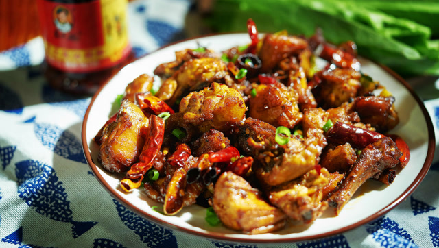 老干妈炝锅鸡 香辣过瘾美味下饭 连骨头都想吃掉