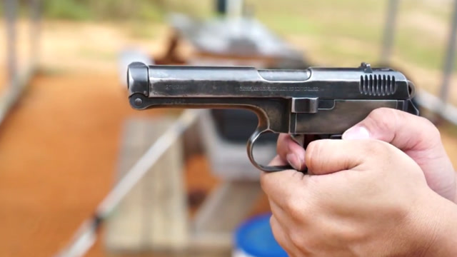 极为少见的捷克cz-38手枪,清脆的拉栓上膛声音听醉了