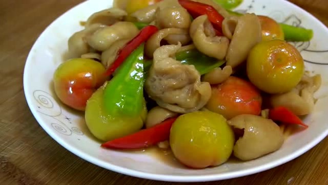 美食:李子炒大肠你吃过吗?长这么大第一次做来吃,太美味了!