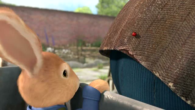 比得兔抓住小草莓,麦格先生还以为他们是来偷菜的