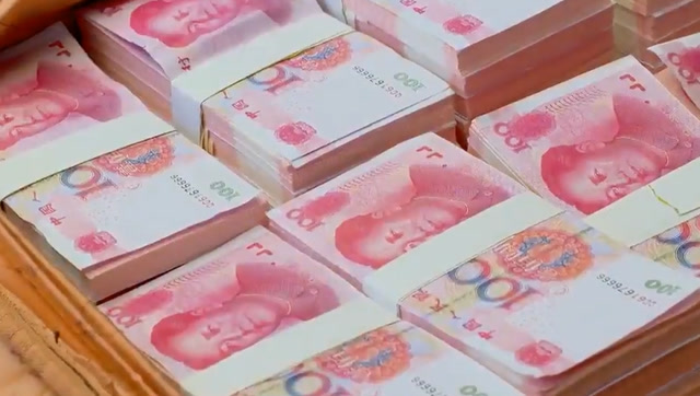 全家人都以为弟弟死了,不料弟弟牵着女友,拖着一箱钱回来了