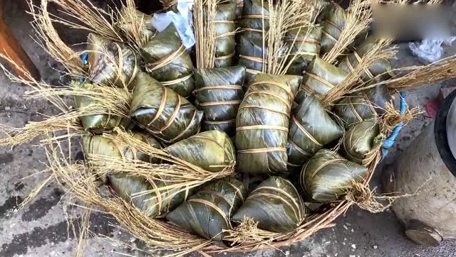 大妈卖"马脚杆",水煮5元油炸6元,太实惠了!