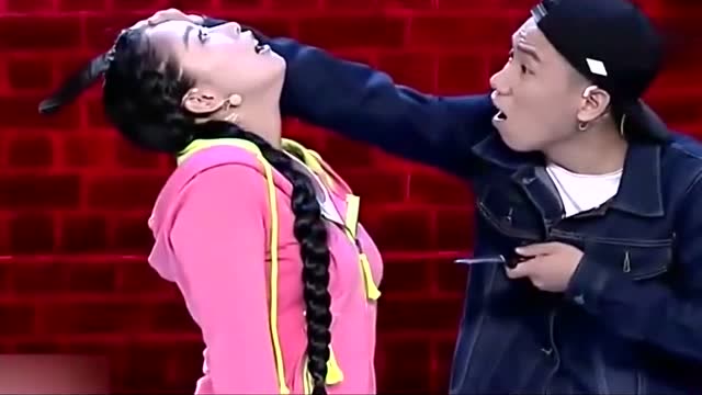磨叽姐的小品太搞笑了,连评委都笑成这样,吃饭时一定不要看