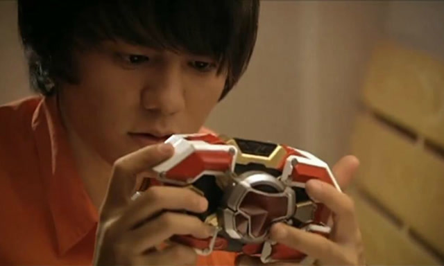 刑天铠甲:小天第一次拿到召唤器,这个表情说明他有多不情愿!