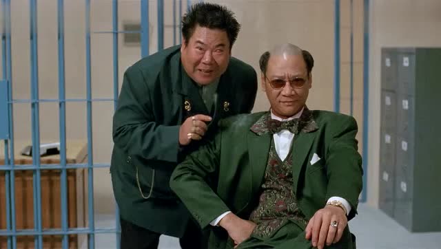 力王:泰山将力王的头拼命往铁栏里挤,力王瞬间爆发并挣脱铁栏