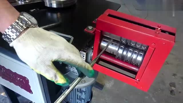 牛人小伙自制强力钢筋折弯机,大家来评个分!