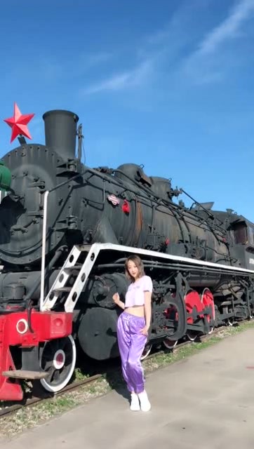 火车面前跳火车舞,火车来了,带着女神上车吧