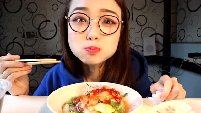 吃播大胃王:美女吃蚵仔煎 韭菜盒子,放这么多辣椒,也不怕长痘痘