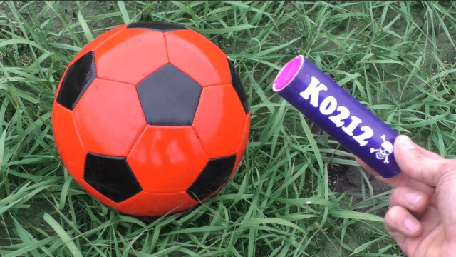 小伙用鞭炮去炸价值几千美金的足球,会发生什么样的事情呢?