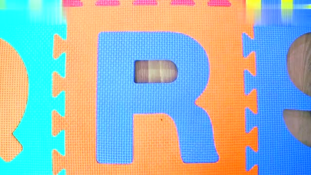 小朋友寻找英文字母泡沫垫一起学习吧