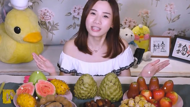 大胃王密子君今天不吃肉肉来点水果吃一吃,水分超多的莲雾来一个