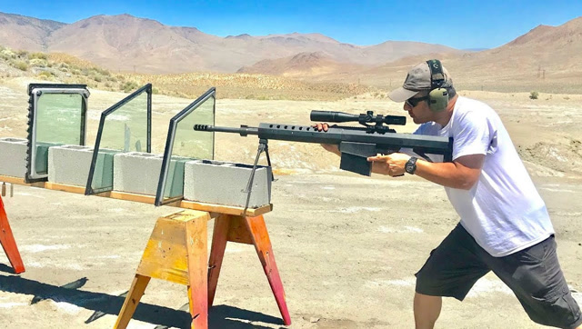 波音737飞机的驾驶舱挡风玻璃有多强劲,开枪射击试试