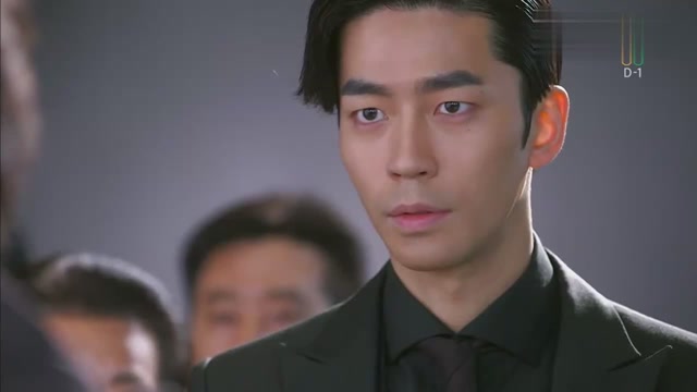 检察官带李载京回去调查,李载京爸爸听到后很诧异