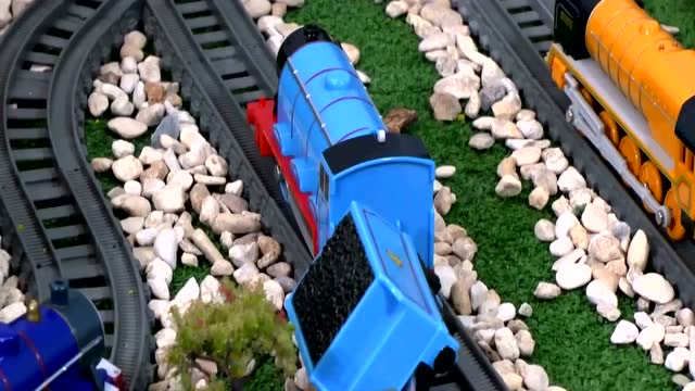 高登小火车遇到困难了,托马斯带铁路清障车洛奇来帮忙!