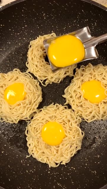 方便面鸡蛋饼非常好吃,这样我连泡面都快吃不起了啊