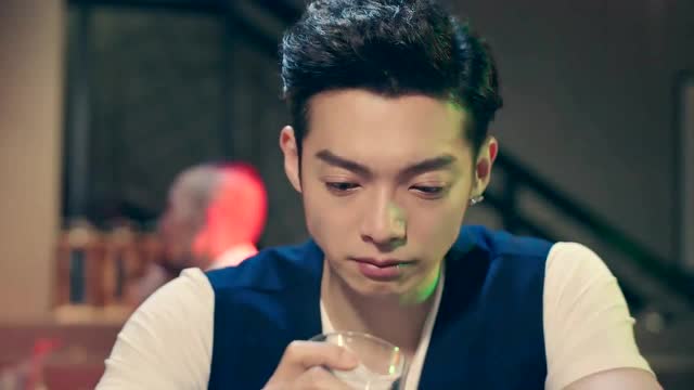 亚瑟王酒吧买醉,想起以前跟五熊在一起的美好时光,决定救治五熊