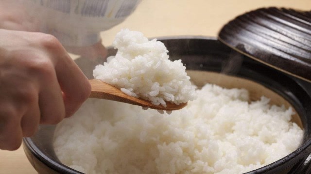 蒸米饭时,学会这个笨方法,蒸出的米饭太香了,没菜也能吃2大碗