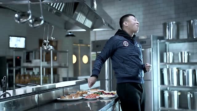 好先生:陆远终于恢复味觉,跑到厨房就是一顿狂吃!