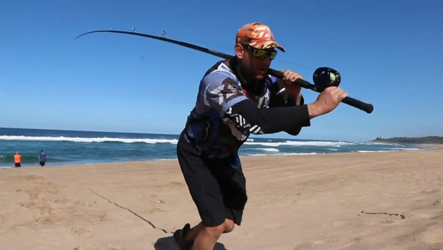 钓鱼:这得多大的鱼能用上这姿势,鱼竿都扛在了肩膀上!