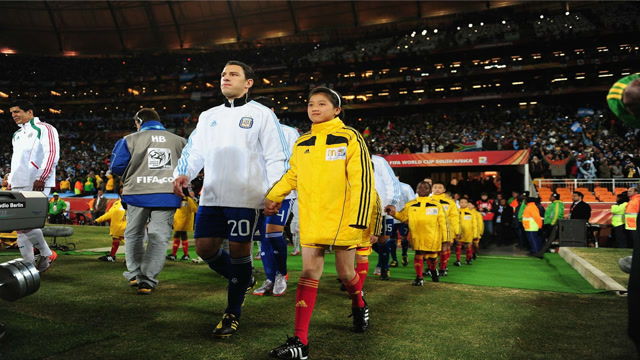 为什么足球运动员入场时,要牵着一个小孩呢?有啥特殊原因吗?