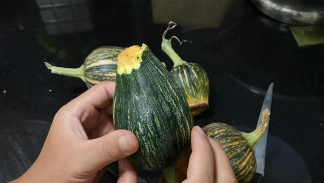 南瓜雕刻过程分享,师傅,这技术一个牛字已经概括不了你啦!