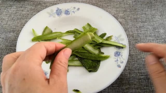 丝瓜皮放到水里煮一煮太厉害了,解决很多人的苦恼,学会受用一生