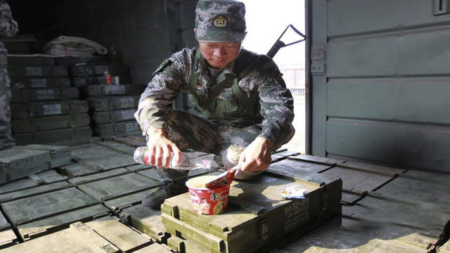 你不知道的解放军押运兵 押运价值100亿战备导弹 却吃5元一桶泡面