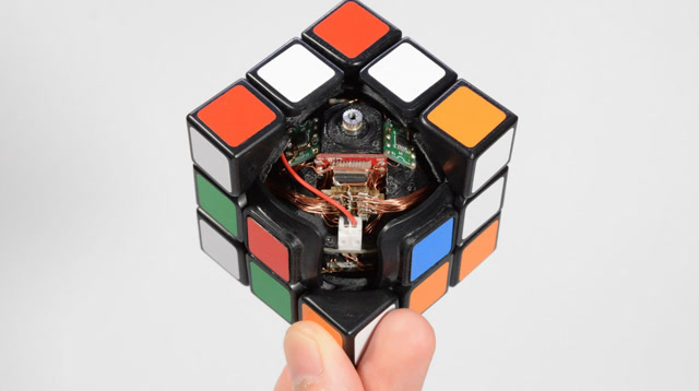 这款高科技魔方会自动还原!魔方:哼!愚蠢的地球人