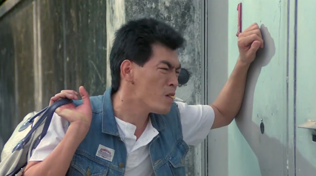 男子敲门姿势太像大哥,其实不做大哥很多年了