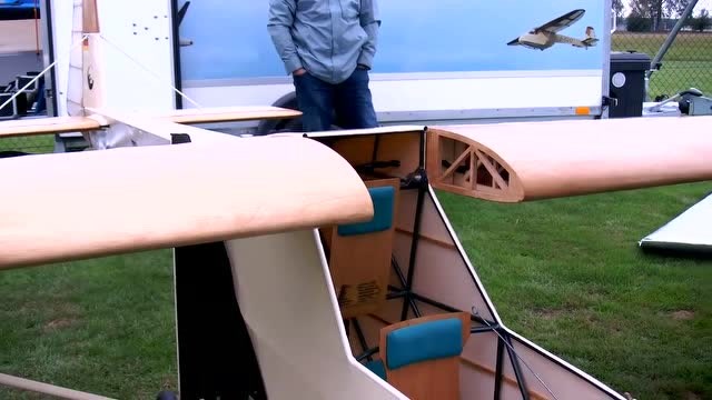 老外用木板自制rc飞机,和其他模型同时起飞,还真不落下风